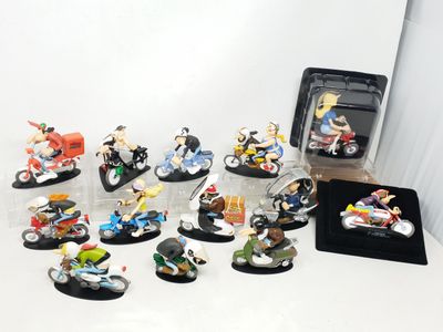 de nombreuses figurines représentant des personnes à moto, posées sur une table