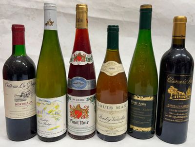plusieurs bouteilles de vin sont alignées sur une table