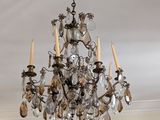 un lustre suspendu au plafond d'une pièce
