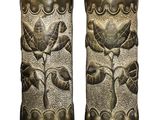 paire de vases anciens en laiton ornés de fleurs et de feuilles