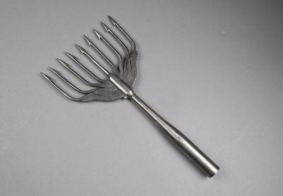 une fourchette en métal posée sur une table