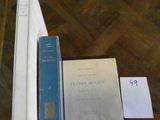 plusieurs livres sont posés sur une table les uns à côté des autres