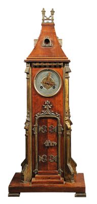 une horloge posée sur un support en bois