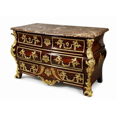 une commode avec un plateau en marbre sur fond blanc