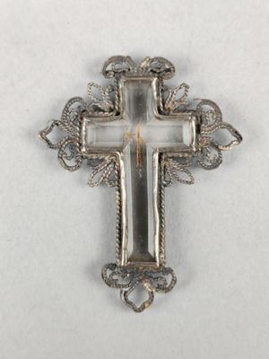 une croix argentée sur fond blanc, entourée d'un serpent