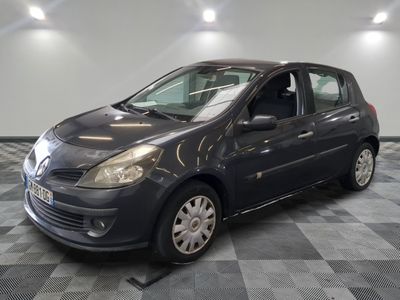 la photo d'une voiture grise garée dans un garage
