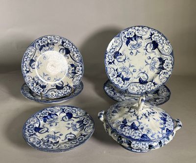 quatre pièces de porcelaine bleue et blanche ornées de motifs floraux
