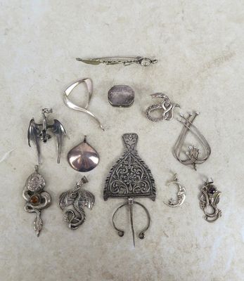 beaucoup d'objets en argent posés sur une table