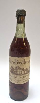 une vieille bouteille de rhum repose sur une surface blanche