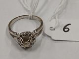 une image représentant une bague en argent ornée d'un cœur