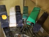 de nombreux outils qui se trouvent dans une boîte posée sur la table