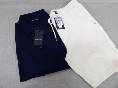 un pantalon pour homme muni d'une étiquette
