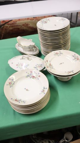 Partie de service en porcelaine à décor de fleurs sans marque com...