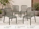 quatre chaises disposées sur une terrasse, avec une plante en pot en arrière-plan