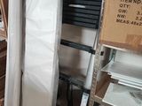une pièce où il y a beaucoup de cartons par terre