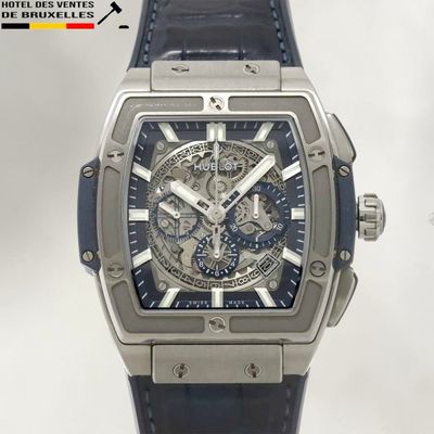 un gros plan d'une montre avec un bracelet bleu