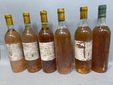 plusieurs bouteilles de vin sont alignées sur une table