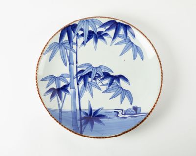 Grand plat en porcelaine à décor blanc bleu de roseaux Chine…
