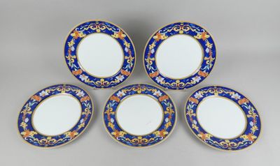 un service de quatre assiettes bleues et dorées ornées de motifs floraux