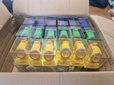 une boîte en carton remplie d'une multitude de petites voitures de différentes couleurs