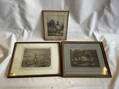 trois reproductions encadrées représentant un village et une église, disposées sur une feuille blanche