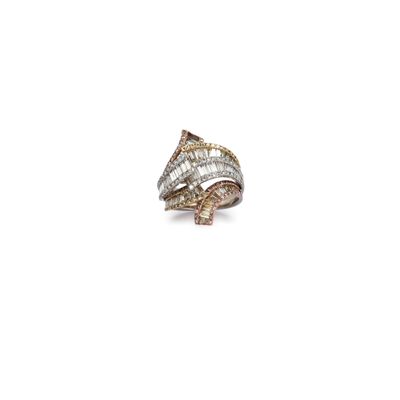 gros plan d'une bague en diamant sur une surface blanche