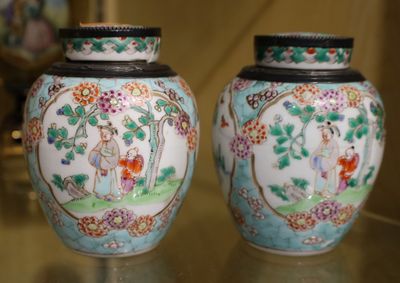 deux vases posés sur une table en verre