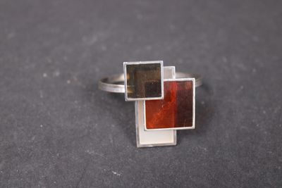 un gros plan d'une bague ornée de deux carrés