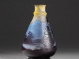 une image représentant un vase orné d'un paysage de montagne