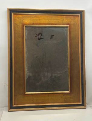 une vieille photo représentant un homme en costume-cravate debout devant un tableau