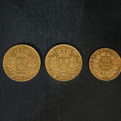 trois souverains d'or sur fond noir