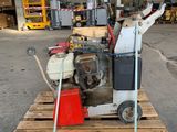 un petit moteur posé sur une palette dans un entrepôt