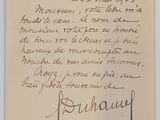 une lettre manuscrite écrite par un homme qui tient une feuille de papier