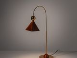 l'image d'une lampe posée sur une table