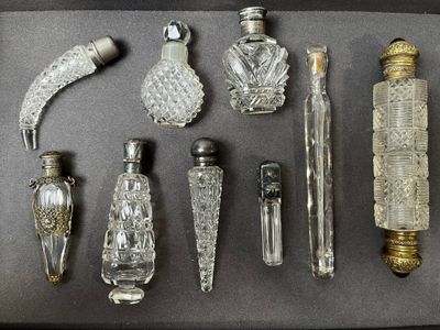 un grand nombre d'objets en verre posés sur une table