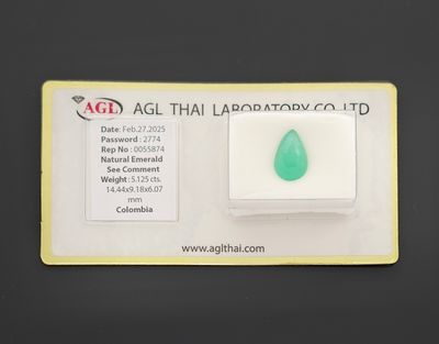 Une émeraude sur papier de 5,12 carats.