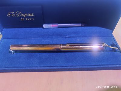 an image of a pen sitting in a blue box on a table