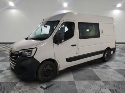 la photo d'une camionnette blanche garée dans une pièce