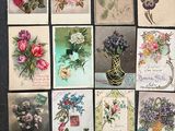 beaucoup de cartes ornées de fleurs posées sur une table