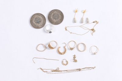 plusieurs types de bijoux différents sur une surface blanche