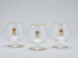 trois verres à pied avec des bords dorés sur un fond blanc