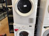 deux machines à laver placées l'une à côté de l'autre dans une pièce