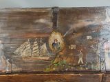 une vieille boîte en bois décorée d'une peinture