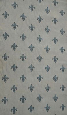 une image représentant un motif de fleurs de lys bleues et blanches sur fond blanc