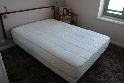 un matelas posé à même le sol dans la chambre