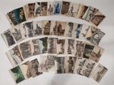 un lot de vieilles cartes postales sur une table