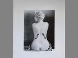 une photo en noir et blanc d'une femme portant un violon sur le dos