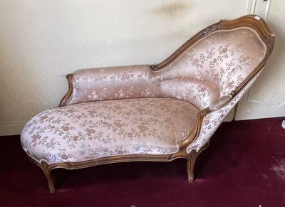 une chaise longue dans un coin de la pièce