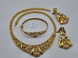 un collier, un bracelet et une bague en or, ainsi qu'une paire de boucles d'oreilles