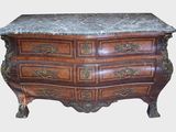 une commode à dessus en marbre avec un dessus en marbre
